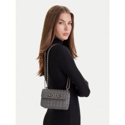 Torebka Guess. Szare kopertówki Guess, z aplikacjami, wizytowe, bez dodatków. Za 399.99 zł.