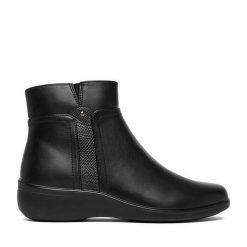 Botki Clara Barson. Czarne botki Clara Barson, bez wzorów, bez obcasa, na płaskiej podeszwie, bez zapięcia. Za 119.99 zł.