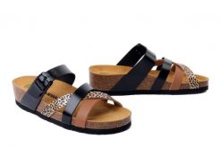 DR. BRINKMANN 700904-01 schwarz, klapki damskie. Czarne klapki Dr. Brinkmann, bez wzorów, bez obcasa, na koturnie, bez zapięcia. Za 165.67 zł.