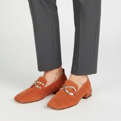 Półbuty damskie S.Barski, cholewka skóra naturalna zamszowa niski fason kwadratowy nosek ozdobny metalowy element na podbiciu stabilny niski obcas fa. Brązowe półbuty wsuwane S.BARSKI, bez wzorów, ze skóry, bez obcasa, na obcasie. Za 389.00 zł.