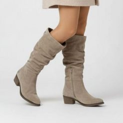 Kozaki damskie Rieker, z marszczoną cholewką skórzaną na klocku, beżowe, 73159-60. Brązowe kozaki Rieker, na zimę, bez wzorów, klasyczne, bez obcasa, na obcasie, bez zapięcia. Za 407.99 zł.