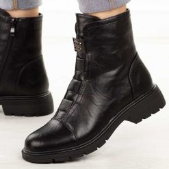 Czarne botki damskie M.Daszyński 2501-9. Czarne botki M.Daszyński, z aplikacjami, z jeansu, eleganckie, z okrągłym noskiem, bez obcasa, na obcasie, bez zapięcia. W wyprzedaży za 179.10 zł.