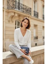 ASSUILI Kardigan w kolorze białym rozmiar: 40. Białe swetry Assuili, bez wzorów, bez ramiączek. Za 100.99 zł.