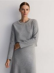 Bluza z ozdobnym dekoltem - ciemnoszary. Szare bluzy Reserved, l, bez wzorów, z bawełny, bez kaptura. W wyprzedaży za 69.99 zł.