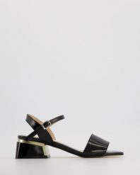 LAKIEROWANE SANDAŁY 0085370R BLACK P. Czarne sandały Venezia, bez wzorów, z lakierowanej skóry, bez obcasa, bez zapięcia. Za 319.00 zł.