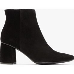 Czarne botki z ozdobnym noskiem CHLOE. Czarne botki Ryłko, bez wzorów, ze skóry, bez obcasa, na słupku, bez zapięcia. Za 349.99 zł.