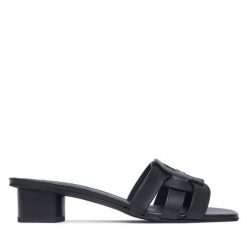 Klapki Furla. Czarne klapki Furla, bez wzorów, bez obcasa, bez zapięcia. Za 1,109.00 zł.