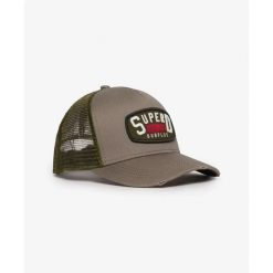 Damska czapka typu trucker Superdry. Szare czapki z daszkiem Superdry, bez wzorów. W wyprzedaży za 131.90 zł.