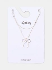 Naszyjniki z kokardką i koralikami 2 pack - srebrny. Szare naszyjniki Sinsay, srebrne. Za 7.99 zł.