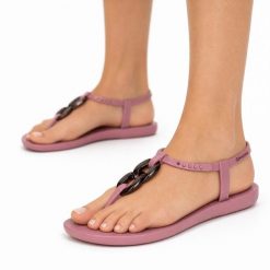 Sandały damskie Ipanema 83330 CLASS CONNECT FEM. Czerwone sandały Ipanema, z aplikacjami, z materiału, eleganckie, bez obcasa, na płaskiej podeszwie, bez zapięcia. Za 79.00 zł.