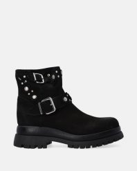 CZARNE BOTKI ZE SREBRNYMI DODATKAMI F007NUBLOBB094. Czarne botki Venezia, bez wzorów, z nubiku, bez obcasa, bez zapięcia. Za 359.00 zł.