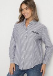 Granatowa Koszula w Paski Zdobiona Haftem Denelle. Niebieskie koszule Born2be, uniwersalny, z aplikacjami, z jeansu, biznesowe, bez kołnierzyka, bez ramiączek. Za 99.99 zł.