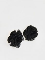 Kolczyki z motywem kwiatów - czarny. Czarne kolczyki Reserved. W wyprzedaży za 22.99 zł.