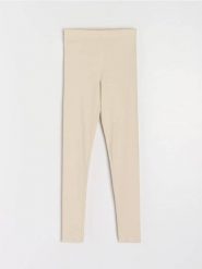 Prążkowane legginsy z gumką w pasie - kremowy. Białe legginsy Sinsay, bez wzorów, prążkowane. Za 29.99 zł.