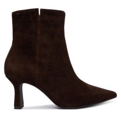 Botki Tamaris. Brązowe botki Tamaris, bez wzorów, bez obcasa, na słupku, bez zapięcia. Za 484.99 zł.