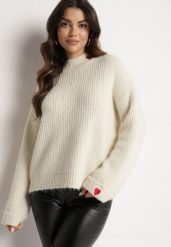 Beżowy Sweter z Wełną Ozdobiony Sercem Tinnasja. Brązowe swetry Born2be, bez wzorów, z jeansu, eleganckie, bez ramiączek. W wyprzedaży za 101.99 zł.