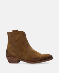 Brązowe kowbojki ze skóry zamszowej E019SUCUOBB055. Brązowe botki Venezia, bez wzorów, z materiału, bez obcasa, bez zapięcia. Za 699.00 zł.