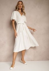Biała Sukienka Wiązana w Talii z Plisowaniem na Dole Dorseki. Białe sukienki Renee, l, bez wzorów, eleganckie, bez kołnierzyka, bez ramiączek, midi, kopertowe. W wyprzedaży za 47.99 zł.