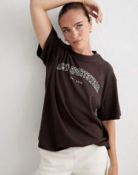 Damski T-shirt oversize Varsity Boyfriend czekoladowy. Brązowe t-shirty sportowe AIM'N, l, bez wzorów, z bawełny, bez ramiączek, na fitness i siłownię. Za 172.00 zł.