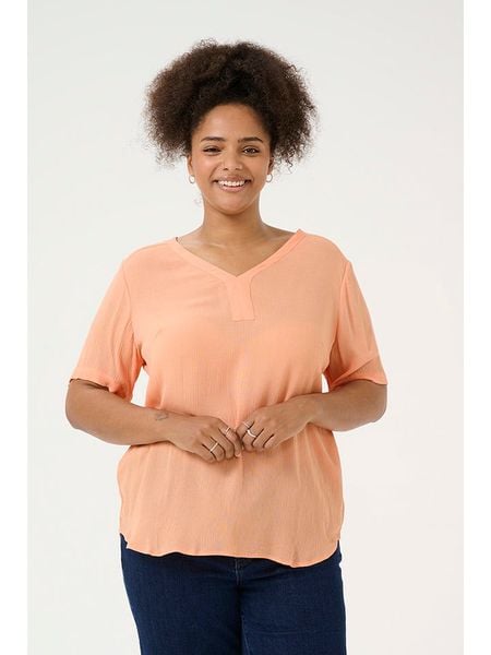 Kaffe Bluzka w kolorze brzoskwiniowym rozmiar: 52. Pomarańczowe bluzki Kaffe, bez wzorów, z wiskozy, bez kołnierzyka, bez ramiączek. Za 74.46 zł.