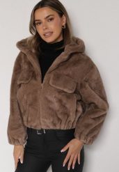 Jasnobrązowa Futrzana Kurtka Bomberka z Kapturem i Ozdobną Imitacją Kieszeni Awedalia. Brązowe kurtki Born2be, l, z aplikacjami, z futra, eleganckie, z kapturem. Za 219.99 zł.