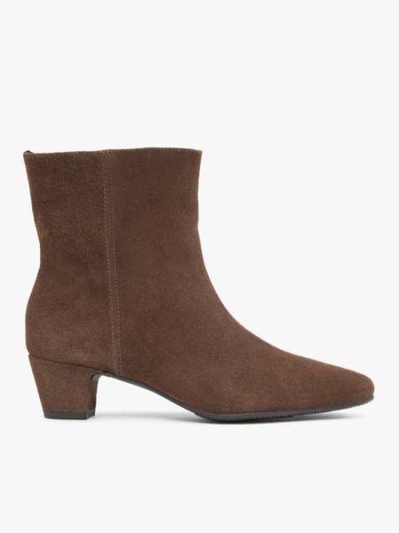 Brązowe welurowe botki na niskim obcasie. Brązowe botki Brawo sp. z o.o., bez wzorów, ze skóry, eleganckie, za kostkę, bez obcasa, na obcasie, bez zapięcia. Za 499.99 zł.