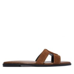 Klapki BOSS. Brązowe klapki Boss, bez wzorów, bez obcasa, bez zapięcia. Za 899.99 zł.