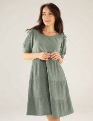 Gładka sukienka z przeszyciami. Zielone sukienki Unisono, l, bez wzorów, z bawełny, bez kołnierzyka, bez ramiączek, mini, rozkloszowane. Za 149.00 zł.