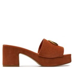 Klapki Guess. Brązowe klapki Guess, z aplikacjami, bez obcasa, bez zapięcia. Za 969.99 zł.