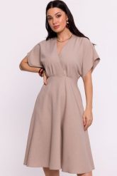 Rozkloszowana sukienka z kopertowym dekoltem beżowa. Brązowe sukienki Bewear, l, bez wzorów, bez kołnierzyka, bez ramiączek, kopertowe. Za 339.00 zł.