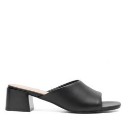 Klapki Lasocki. Czarne klapki Lasocki, bez wzorów, bez obcasa, bez zapięcia. Za 229.99 zł.