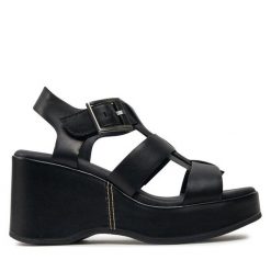 Sandały Clarks. Czarne sandały Clarks, bez wzorów, bez obcasa, na koturnie, bez zapięcia. Za 399.99 zł.