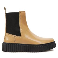 Sztyblety Clarks. Brązowe botki Clarks, bez wzorów, bez obcasa, na płaskiej podeszwie, bez zapięcia. Za 339.99 zł.