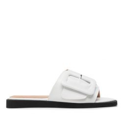 Klapki Betsy. Białe klapki Betsy, bez wzorów, bez obcasa, bez zapięcia. Za 229.99 zł.