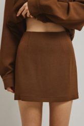 Trapezowa spódnica mini w kolorze HUZELNUT BROWN- SORTA-XS. Brązowe spódnice Marsala, xs, bez wzorów, z poliesteru, klasyczne, mini, dopasowane. W wyprzedaży za 240.44 zł.