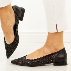 Czarne przewiewne baleriny damskie D&A 0104. Czarne baleriny DiA, w ażurowe wzory, z jeansu, eleganckie, bez obcasa, na obcasie, bez zapięcia. Za 269.00 zł.