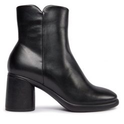 Botki ECCO. Czarne botki ECCO, bez wzorów, bez obcasa, na słupku, bez zapięcia. Za 699.99 zł.