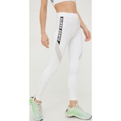Guess legginsy damskie kolor biały z nadrukiem. Białe legginsy Guess, z aplikacjami, ze skóry. W wyprzedaży za 224.99 zł.
