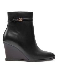 Tory Burch Botki Double T Buckle 158092-006 Czarny. Czarne botki Tory Burch, bez wzorów, ze skóry, bez obcasa, na koturnie, bez zapięcia. Za 1,669.00 zł.