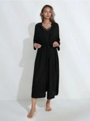 Wiskozowy szlafrok z koronkowym wykończeniem - czarny. Czarne szlafroki damskie Sinsay, l, bez wzorów, z koronki, bez ramiączek. Za 59.99 zł.