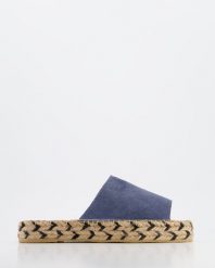 ZAMSZOWE KLAPKI 018PERA JEANS. Klapki Venezia, bez wzorów, z jeansu, bez obcasa, bez zapięcia. Za 139.00 zł.
