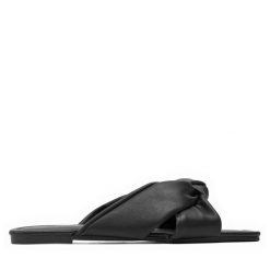 Klapki ONLY Shoes. Czarne klapki ONLY SHOES, bez wzorów, bez obcasa, bez zapięcia. Za 99.99 zł.
