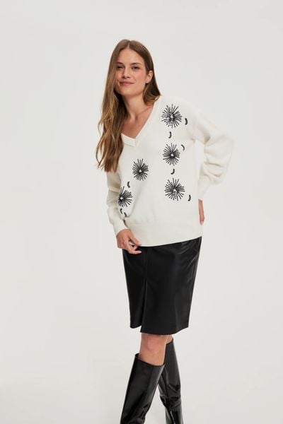 Sweter z cekinami biały. Białe swetry MOODO, m, bez wzorów, z poliamidu, bez ramiączek. Za 169.99 zł.