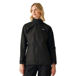 Kurtka Wodoodporna Damska Daysha II. Czarne kurtki przeciwdeszczowe Regatta, xl, bez wzorów, z elastanu, z kapturem, trekkingowe. Za 242.99 zł.