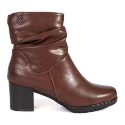 Brązowe skórzane botki damskie na słupku z marszczoną cholewką Sergio Leone. Brązowe botki bez wzorów, bez obcasa, na słupku, bez zapięcia. Za 318.34 zł.