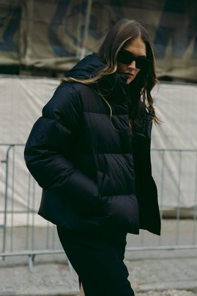 PUCHOWA KURTKA OSLO CZARNA M - Flawless. Czarne kurtki Flawless, na zimę, m, bez wzorów, z dzianiny, sportowe, bez kaptura. Za 1,690.00 zł.