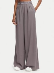 Guess Spodnie dresowe V6GB08 W1771 Szary Relaxed Fit. Szare spodnie dresowe Guess, z aplikacjami, z dresówki. Za 344.99 zł.