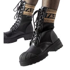 Czarne skarpetowe buty brązowy napis Daria. Czarne botki bez wzorów, z materiału, klasyczne, z okrągłym noskiem, za kostkę, bez obcasa, na obcasie, bez zapięcia. Za 78.33 zł.