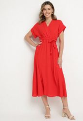 Czerwona Sukienka o Rozkloszowanym Kroju z Wiązanym Paskiem Sepelina. Czerwone sukienki Born2be, na co dzień, s, bez wzorów, eleganckie, bez kołnierzyka, bez ramiączek, maxi, kopertowe. Za 89.99 zł.