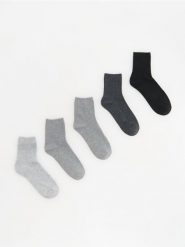 Skarpetki z wiskozą 5 pack - ciemnoszary. Szare skarpetki Reserved, bez wzorów, z wiskozy. Za 49.99 zł.